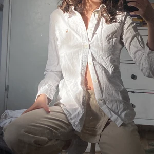 Ralph Lauren skjorta  - Så fin vit Ralph lauren skjorta🤍 säljes då den knappt används men passar verkligen till allt!