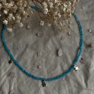 Halsband  - Halsband med 3 berlocker super fin ch enkel med silver lås 💗 halsbandet är 35cm långt frakt tillkommer 💗