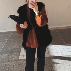 Pälsväst och tröja  - Pälsväst för 200kr och tröja från zara i storlek S för 100k.