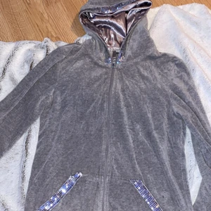 Grå ziphoodie  - En grå ziphoodie i sammet med paljetter detaljer 
