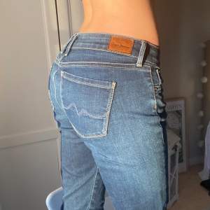  lågmidjade jeans från pepe jeans som är helt oanvända med slit vid innerbenet, själv är jag 170 o dem är förlånga på mig💕 200+ 66kr FRAKT💕❤️‍🔥