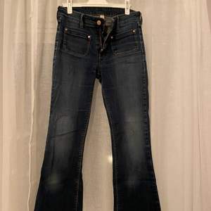 Jeans från Mango i en bootcut/rak modell. I nyskick.