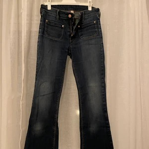 Midwaisted jeans - Jeans från Mango i en bootcut/rak modell. I nyskick.