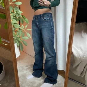 Lågmidjade levi's jeans - Säljer dessa lågmidjade 515:or Levi's jeans💗 Budet börjar på 400kr eller köp direkt för 600kr. Köparen står för frakten. Jag är 166 cm. Innerbenslängd 75 cm och midjemått 84 cm 🦋🦋