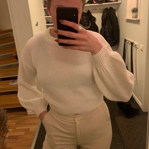 Vit stickad tröja - En vit stickad tröja från nakd. Den är lite cropad och är lite större längst ut i ärmarna. Den är så himla fin men är tyvärr lite liten på mig för min smak. Den är i Medium men skulle säga att den passar på dom som har s också. Köparen står för frakten❣️