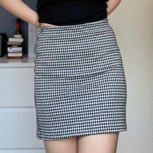 Rutig kjol - Rutig/ hundtandsmönstrad kjol från HM. Typ aldrig använd så i mkt bra skick. 🌞