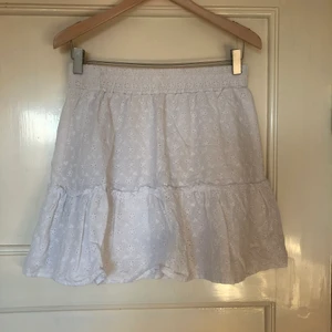 Vit kjol - Söt och vit kjol. Köptes i somras men kommer inte till någon användning. Storlek l men passar även m. Skriv vid intresse💕