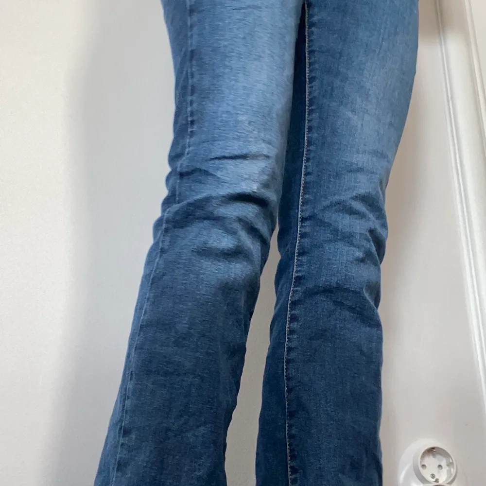 Säljer mina super söta jeans från subdued. Dom är i bra skick och inte använda alls mycket. Köpte för ungefär 600kr. Storlek 26 men skulle säga att dom är mer som 27.💓. Jeans & Byxor.