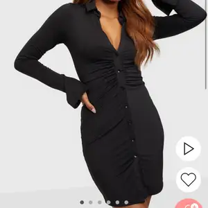 Säljer denna svarta tighta klänning med knappar från Nelly, använd 1 gång. Känner att den är lite för liten och inte riktigt i min smak. Inga defekter ser ut som helt ny! Köpte den några dagar innan nyår. Nypris 349 kr