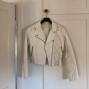Vit skinnjacka stl 170 - En vit skinnjacka stl 170 bra skick men använd, sitter fint på och är mjukt och skönt skinnmaterial. 