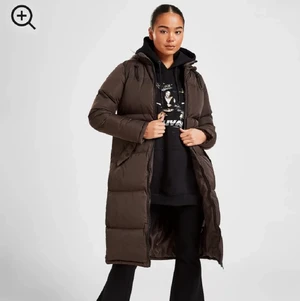 Brun dunkappa - Säljer denna oerhört snygga dunkappan som blev slutsåld på JD Sports. Den köptes förra året men är som helt ny (endast använd 2 gånger) då jg köpte en annan jacka🤍 nypris 1000kr