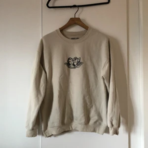 Asos Sweater beige tryck - Supergullig Sweater från Asos med två änglar på. Beige och mjuk på insidan! Lite oversized och boxig i passformen och sitter väldigt bra på💖💖