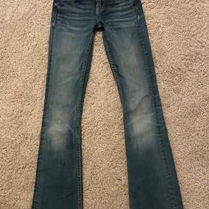 Supper fina bootcut jeans från Crocker, midjan är storlek 23 längden är storleken 31🤍
