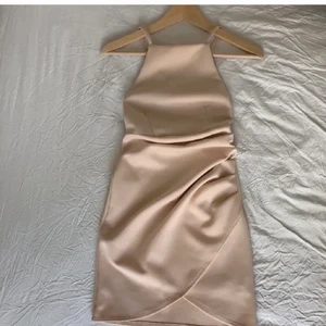 Klänning - Super fin beige klänning. Köpt här på plick! Jag har aldrig använt den men hon jag köpte den av har använt den en gång! 