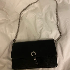 Svart väska  - Säljer denna svarta väska från zara!💕 Använd fåtal gånger så den är i nyskick! 210kr ink frakt! Kom privat för mått!