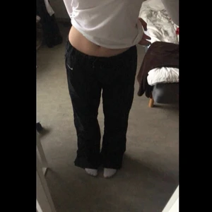 Nike track pants - Snygga svarta nikebyxor med snörning i midjan och dragkedjor vid framfickorna samt nere i byxbenen. Storlek 170 barn men skulle passa bra på en M eller oversize S då dom är väldigt stora i midjan på mig som är en xs/34. Dom är också ca 1 dm för långa på mig som är ca 160