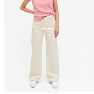 Monki jeans i modellen Yoko. Färgen är off-white en ljus beige skulle jag säga. Storlek 26, ungefär som en S. Byxorna är använda fåtal gånger, köparen står för frakten.