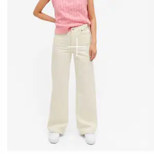 Monki jeans i modellen Yoko. Färgen är off-white en ljus beige skulle jag säga. Storlek 26, ungefär som en S. Byxorna är använda fåtal gånger, köparen står för frakten.
