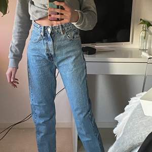 säljer dessa mom jeans i nyskick från zara. hör av er om ni skulle ha några frågor<33