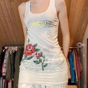 Ed hardy linne - Snyggt linne från ed hardy av Christian Audigier, kan nog användas som klänning, lite genomskinlig dock! Står ingen size direkt men typ L?