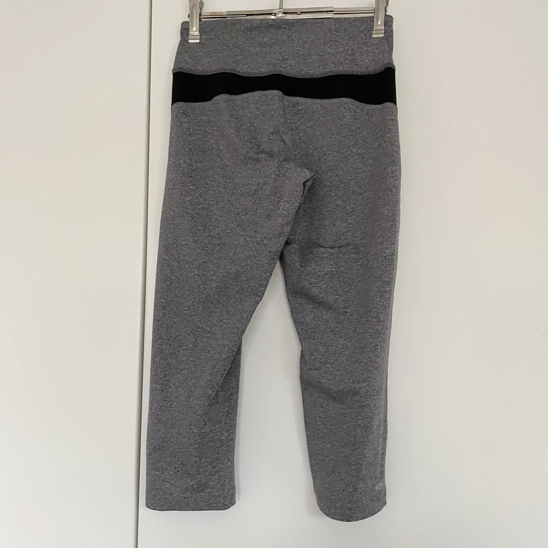 Kortare grå träningstights - 90
