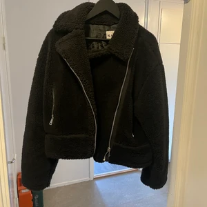 Croppad teddyjacket - Säljer pga använder inte längre. Köparen står för frakten