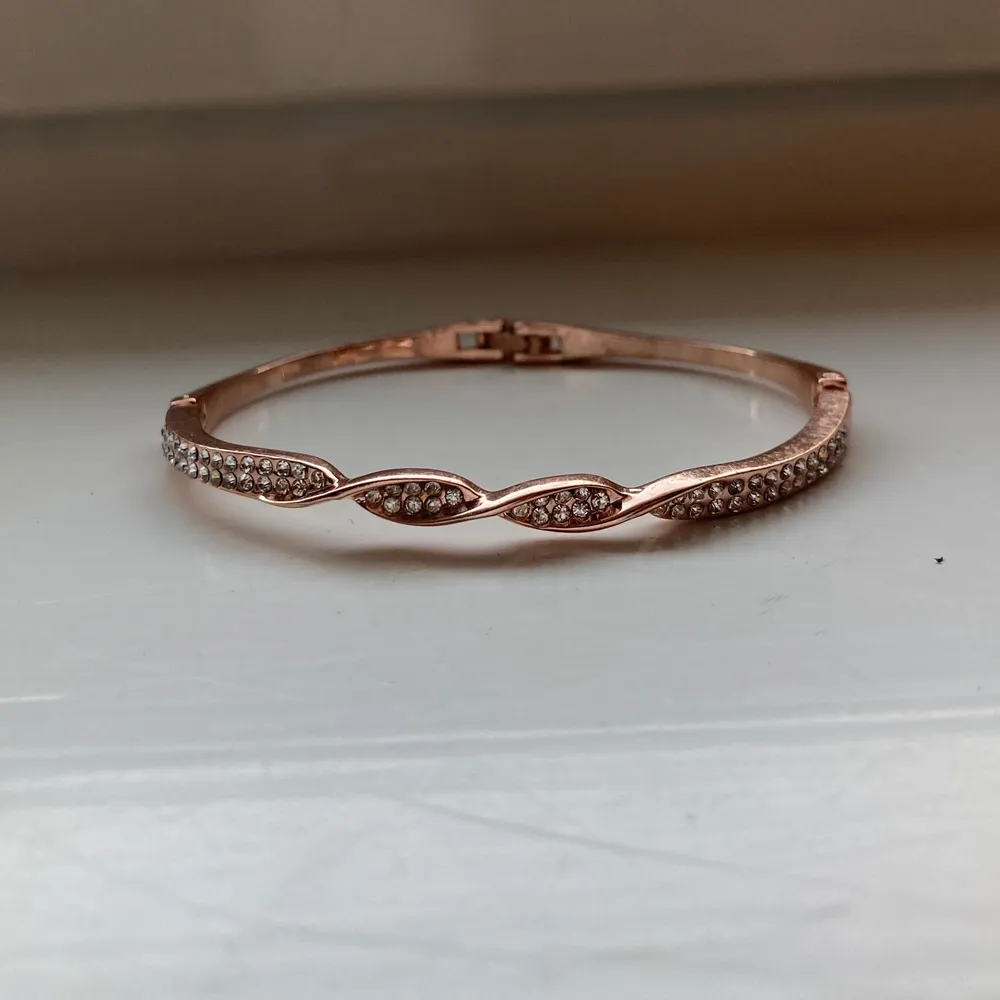 Säljer nu detta unika armband i rosé, från märket snö. 💞 Nypris 500. Accessoarer.