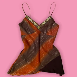 Fest topp/linne  - Mesh linne med guld detaljer, asymmetriska sidor som syns på bilden! Genomskinligt bakom då det är i mesh. Känner mig som en Winx karaktär i den, sitter superfint runt midjan och hänger magiskt ner! 🌺 Köpt på plick används en gång sen dess. Frakt tillkommer! 