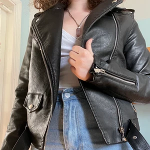 svart konstläder jacka missäy - svart konstläder jacka köpt från missäy använd fåtal gånger säljer pga ont om pengar