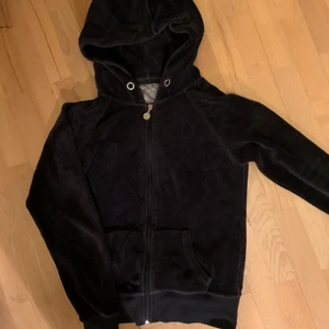 Sammetströja Svart - Jättefin svart sammetströja från Lavis Luxury i storlek S, passar som en vanlig S skulle jag säga, men modellen är rätt så tight