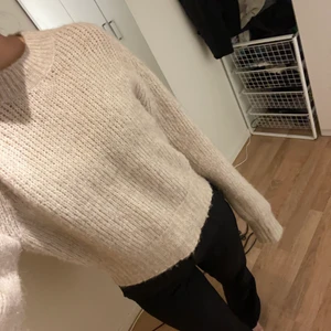 Stickad tröja - Varm och skön stickad tröja i en beige färg. Säljer då den inte kommer till användning. 120kr + frak om man inte kan mötas i Sundsvall 😊