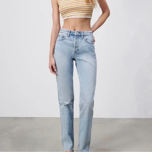 Mid rise straight jeans - Säljer dessa helt slutsålda zara jeans i storlek 36❤️ lånad bilder
