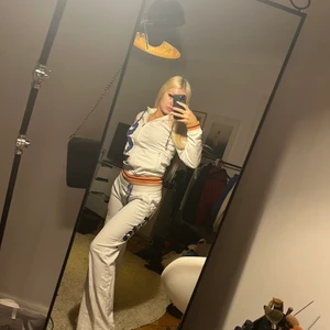 Mjukisset  - Super mysigt vitt mjukisset i bra skick. Är 165 för längdreferens.