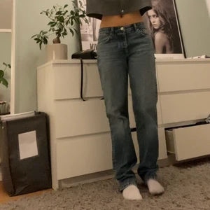 Slutsålda zara jeans🧞‍♀️🧞‍♀️🧞‍♀️ - Säljer dessa helt slutsålda zara jeans!! Verkligen så fina men använder aldrig längre🙃Köp direkt 300kr💘💘💘