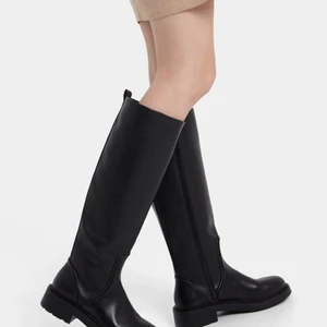 Läderstövlar  - Superfina läderstövlar säljs då de tyvärr är lite för stora för mig. Storlek 39. Använt endast 2 gånger. Nypris 2300 kr. 