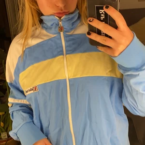 Zip up tröja  - Säljer denna vintage zip upp tröja i blått, gult & vitt💖