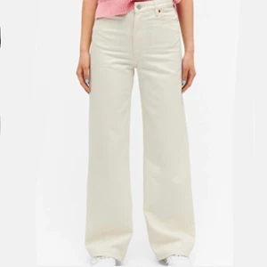 Off-white jeans - Säljer mina off-white jeans från monki då jag inte använder de längre. De passar 34-36 beroende på hur man vill att de sitter. 