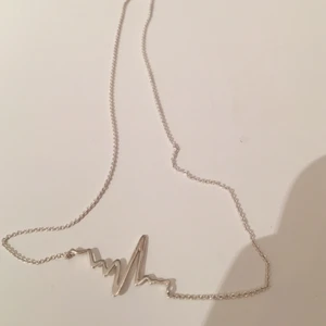 Halsband - Halsband i äkta silver med hjärtslag❤️‍🔥