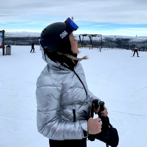 Mckinley silvrig skidjacka - Intressekoll! En silvrig slalom jacka med ficka för liftkort på vänster arm, snölås runt midjan samt resår man kan dra åt runt halsen så att det inte kommer in kall luft. Den är supervarm och är använd i ungefär en vecka. Hör av dig för fler bilder. Nypris 1000kr.💙💙