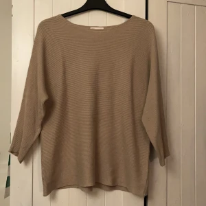 Tröja - En beige/sand färgad tröja från i hm i strl S. 40kr! 