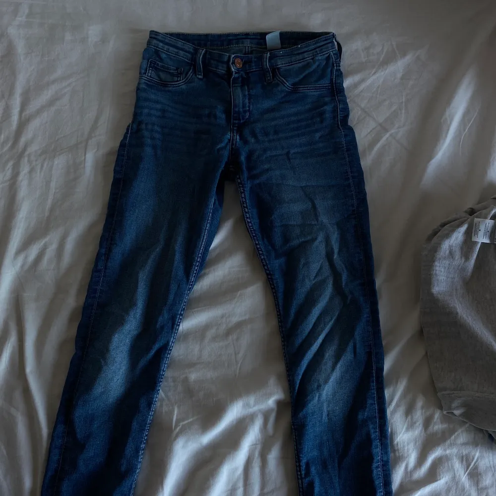 Säljer dessa snygga jeansen som inte kommer till användning längre. De är midrise/ low waist. Frakt tillkommer. Kom med eget prisförslag.❤️. Jeans & Byxor.