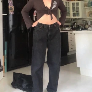 Jeans - Svarta jeans i nyskick! Köpte dessa av @zagamedzata på plick och säljer vidare. !!Första bilden är inte min!! Byxorna är väldigt baggy och de passar bra på en S/M om man gillar denna stil! Helt felfria och 100% bomull, vilket är toppen!! Storlek 36/32. De va lite för långa på mig som är 160 cm, men inte överdrivet. Har endast provat en gång med försiktighet. Skriv vid intresse! Frakt ingår i priset💗