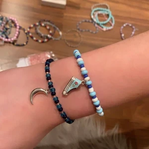 Pärl armband📿 - Pärl armband som jag har gjort själv, 35 kr st inklusive frakt. Två för 60! Passar dom flesta eftersom att dom är gjorda på elastisk tråd, men säg till om du vill ha ett större eller mindre. Du kan även komma med förslag på olika färgkombinationer och design! 👩‍🎨💓 