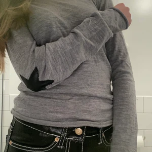 Zadig tröja❤️ - INTRESSEKOLL på denna coola zadig tröja som jag har sytt på stjärnor på ärmarna på!🥰 säljer då den inte kommer till användning . Den har 2 knappar vid kragen som man ser på bild 3. Om många är intresserade så startar jag en budgivning❤️