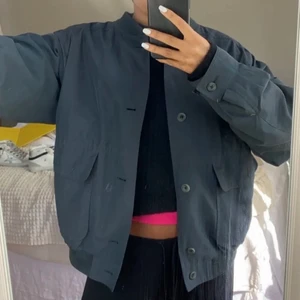 Grön jacka - Mörkgrön jacka från Bugatti, sitter lite oversized på mig som är 175cm. Köparen står för frakt