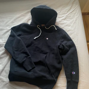 Champion reverse weave hoodie - Svart i bra skick, storlek large (liten i storleken) 300kr      Kolla gärna mina andra annonser, samfraktar