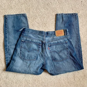 Levis Jeans - Säljer dessa jeans från Levis i storlek W33L28, 87cm midja och 70cm innerbenslängd❤️ En hälla är sönder som syns på först bilden❤️