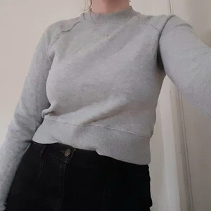Grå tröja  - Grå tröja i storlek S, den är välanvänd och därför tyvärr lite nopprig men varm och passar bra till våren
