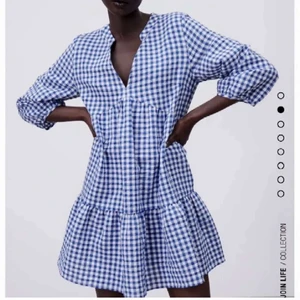 Zara klänning  - Säljer min skit snygga zara klänning då jag har tröttnat på den💞 helt i nyskick då jag köpte den i slutet av förra sommaren🤩 