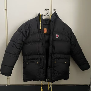 Fjällräven expedition jacka svart - Svart fjällräven expedition jacket.                              Storlek S men sitter mer som en storlek M/L                Köpt begagnad men var för stor för mig som vanligtvis är storlek S så behöver sälja vidare.                                Aldrig använd av mig men är i mycket bra skick! Ser inga skador alls på jackan.                                                    Köpt för 4700kr